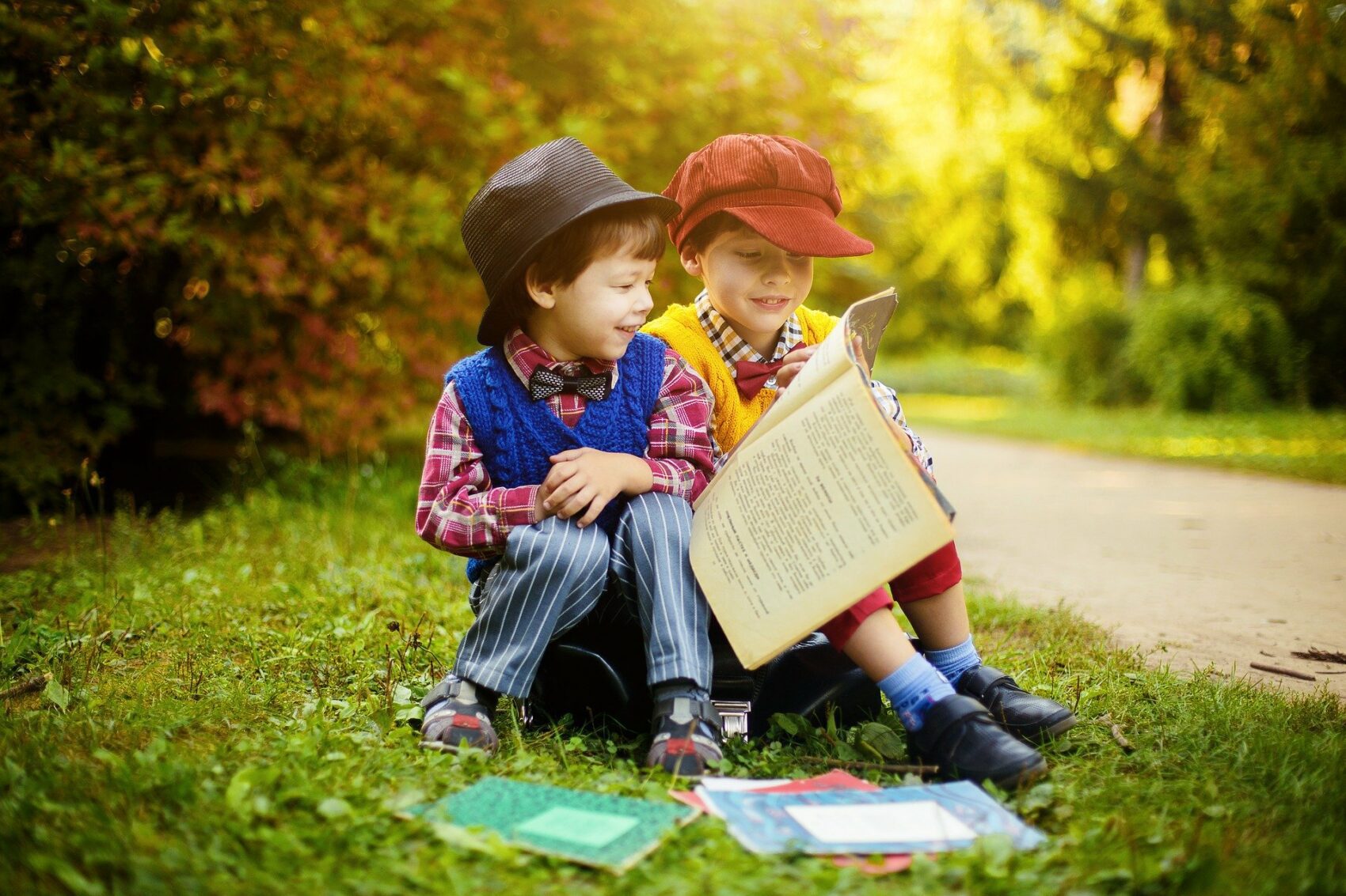 Enfants en train de lire