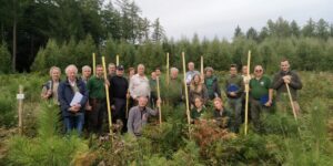 groep vrijwilligers bomen voor toekomst
