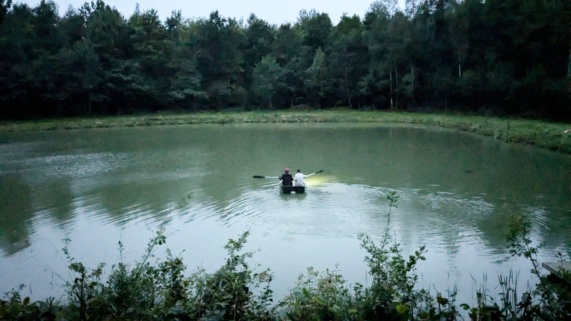 Kayak dans un lac au milieu de la forêt